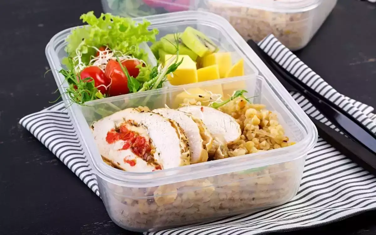 Quais alimentos devo evitar comer à noite?