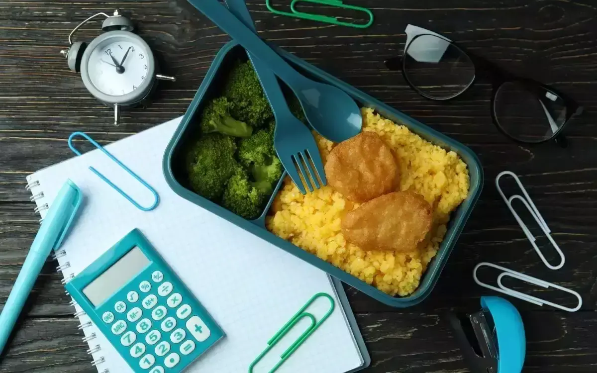 Como posso conservar a comida quente em marmitas?